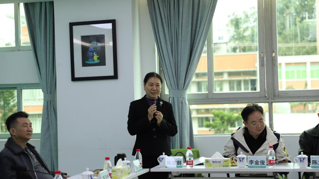 陈宣群在座谈会上发言 陈宣群在座谈会上发言