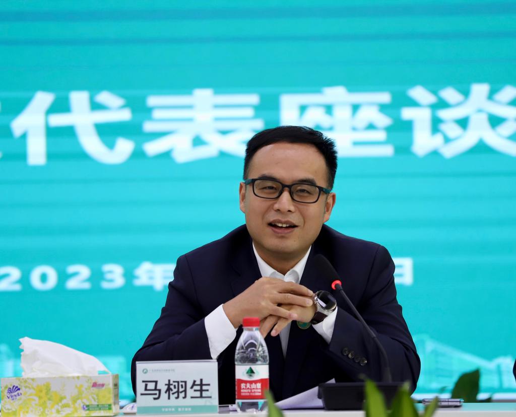 马栩生在座谈会上发言 马栩生在座谈会上发言