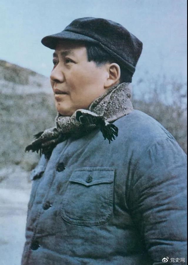 1947年3月18日,中共中央机关主动撤离延安。毛泽东和周恩来、任弼时等继续留在陕北,指挥全国人民解放战争。这是转战陕北前夕的毛泽东。