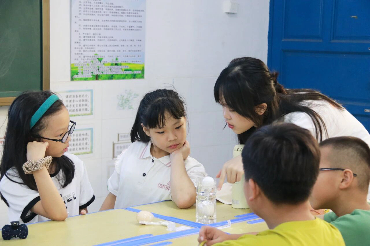 图：开展乡村支教活动