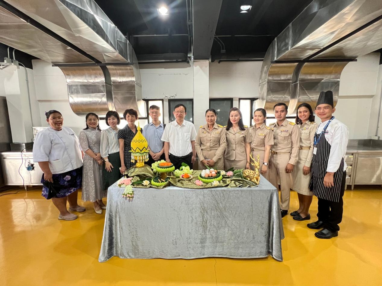 图:代表团一行访问邵瓦帕职业学院