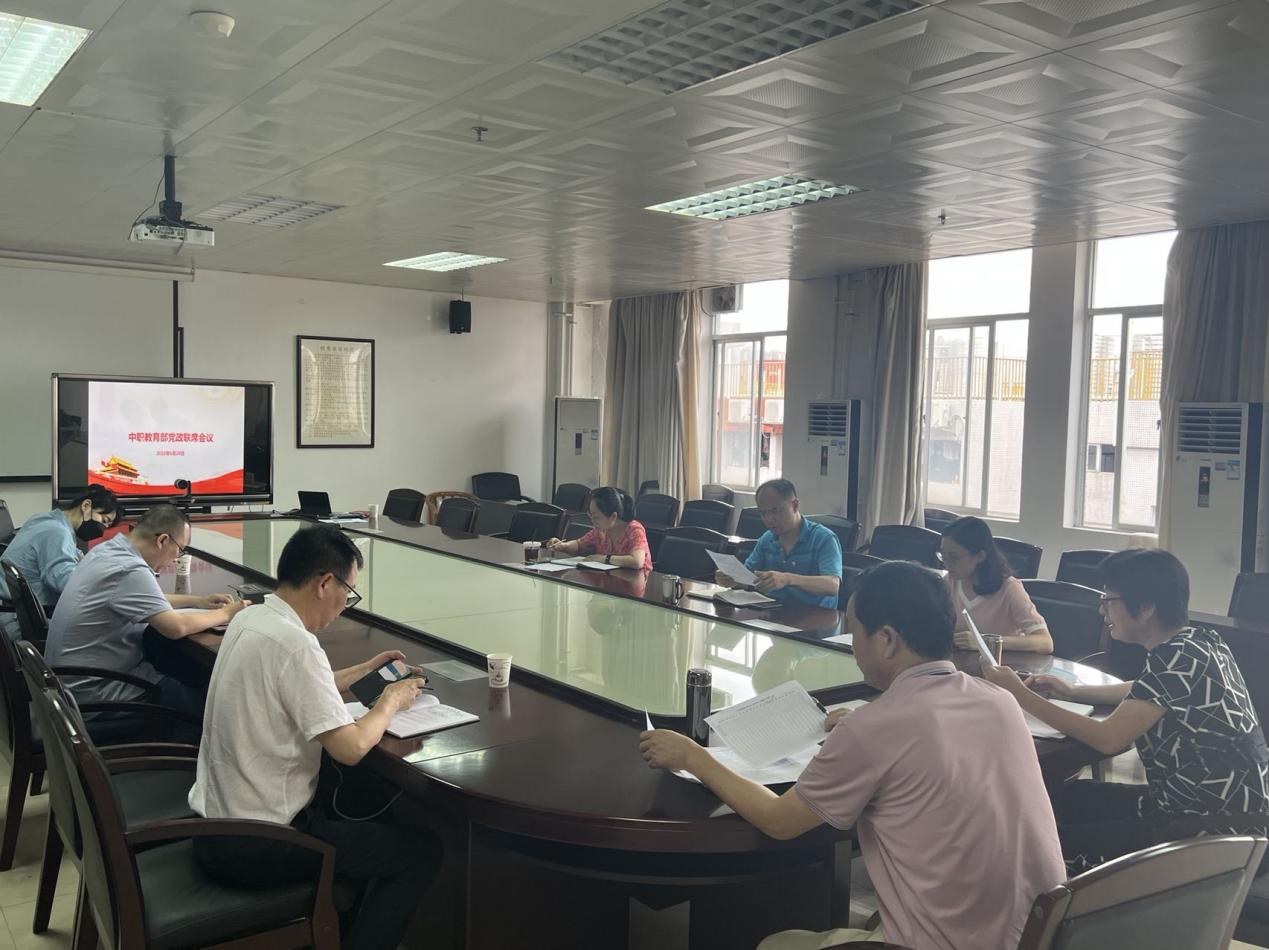 一群人在餐厅用餐描述已自动生成