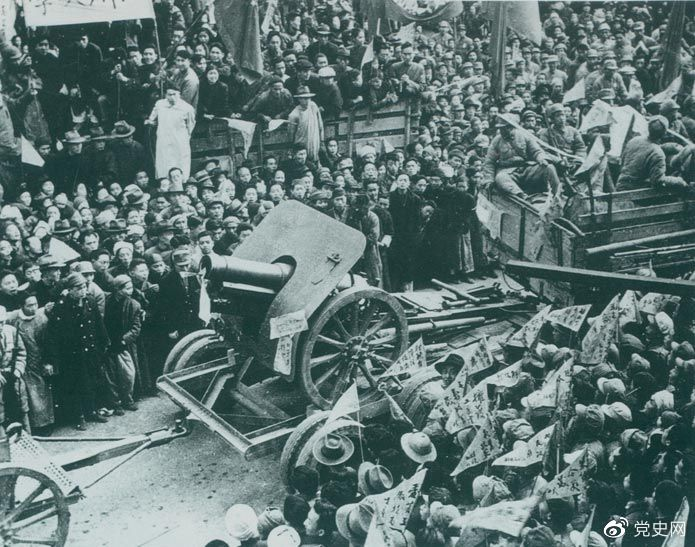1949年12月,成都解放。图为人民群众夹道欢迎解放军。