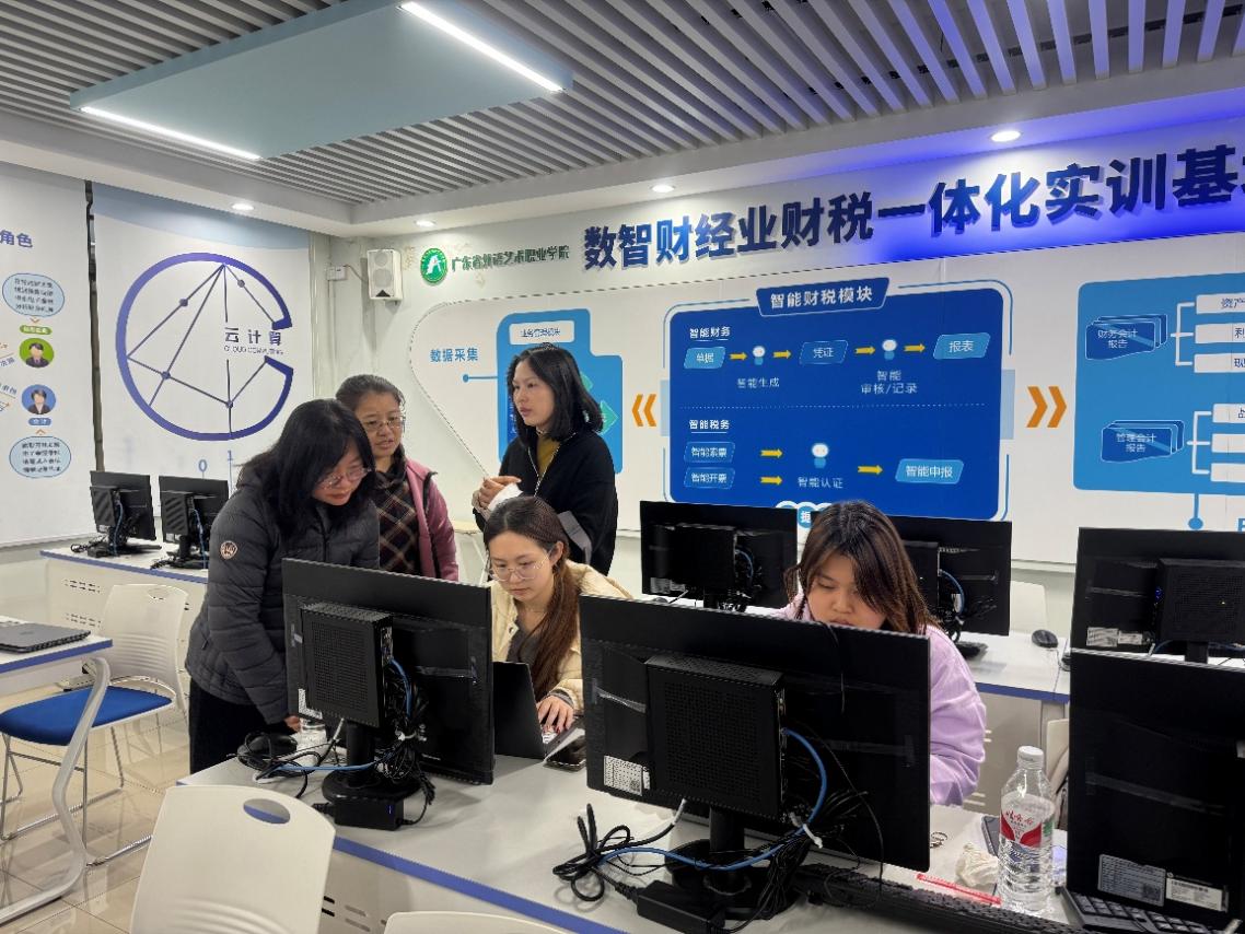 人们在看台上的人在电视前AI 生成的内容可能不正确。