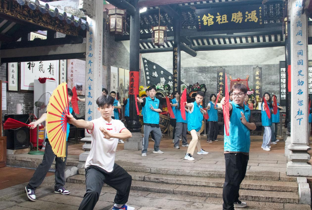 图:信息技术学子学习扇子功