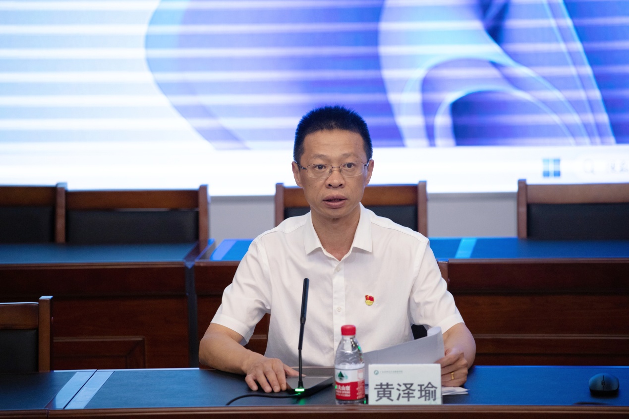 黄泽瑜作交流发言.jpg 黄泽瑜作交流发言.jpg